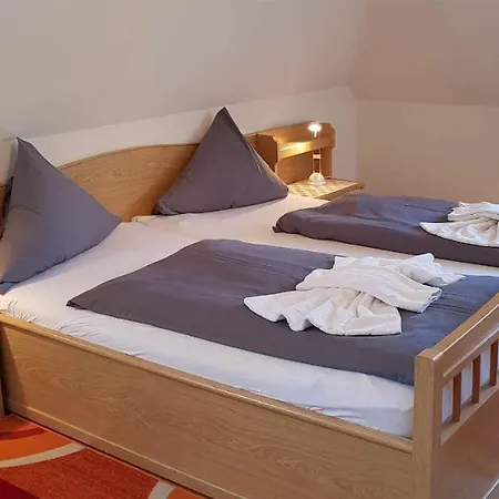 Floppy Hansi Og 3 Apartment